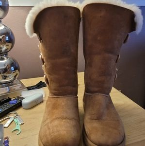 Ugg boots size 8, can fit one size up or down because of wool.